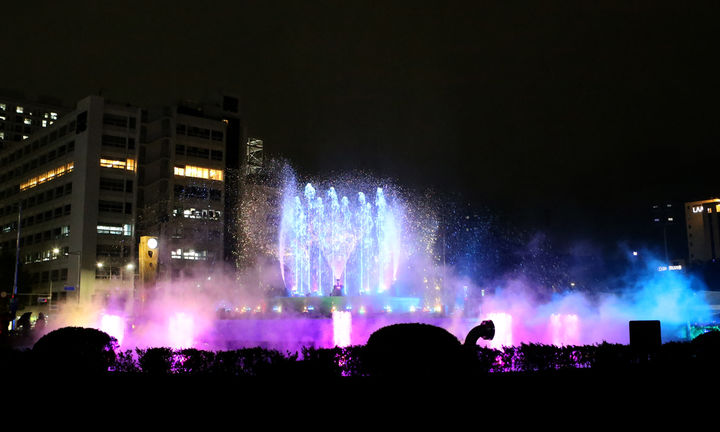 [광주=뉴시스] 광주 동구 5·18민주광장 음악분수. (사진 = 광주 동구 제공) 2024.04.08. photo@newsis.com *재판매 및 DB 금지