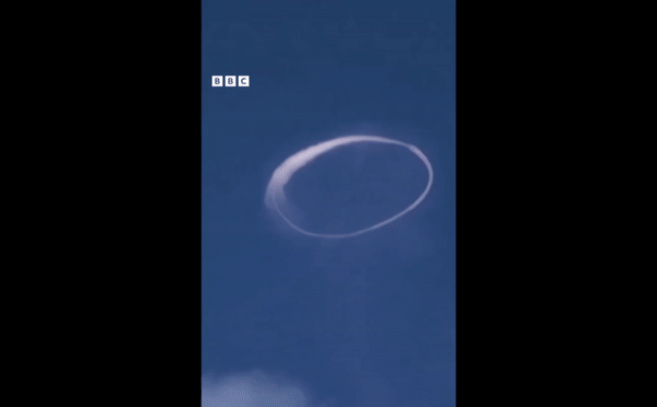 [서울=뉴시스] 유럽 최대 활화산인 이탈리아 시칠리아의 에트나 화산에서 도넛 모양의 연기가 뿜어져 나와 화제가 되고 있다고 7일(현지시각) 영국 BBC 등 외신이 보도했다. 영상은 해당 화산에서 뿜여져 나오는 고리 모양 연기. (영상=BBC) 2024.4.8 *재판매 및 DB 금지