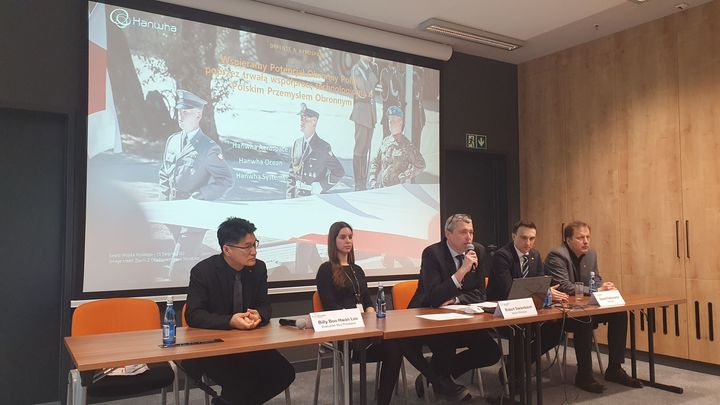 [사진=뉴시스] 지난 4일(현지시각) 한화에어로스페이스 유럽법인 사무소가 폴란드 바르샤바에서 공식 개소한 가운데 이부환 한화에어로스페이스 유럽법인장(왼쪽 첫째) 등이 현지 미디어를 대상으로 사업 계획 등에 관해 설명하고 있다. (사진=한화에어로스페이스 유럽법인) 2024.04.08 photo@newsis.com *재판매 및 DB 금지