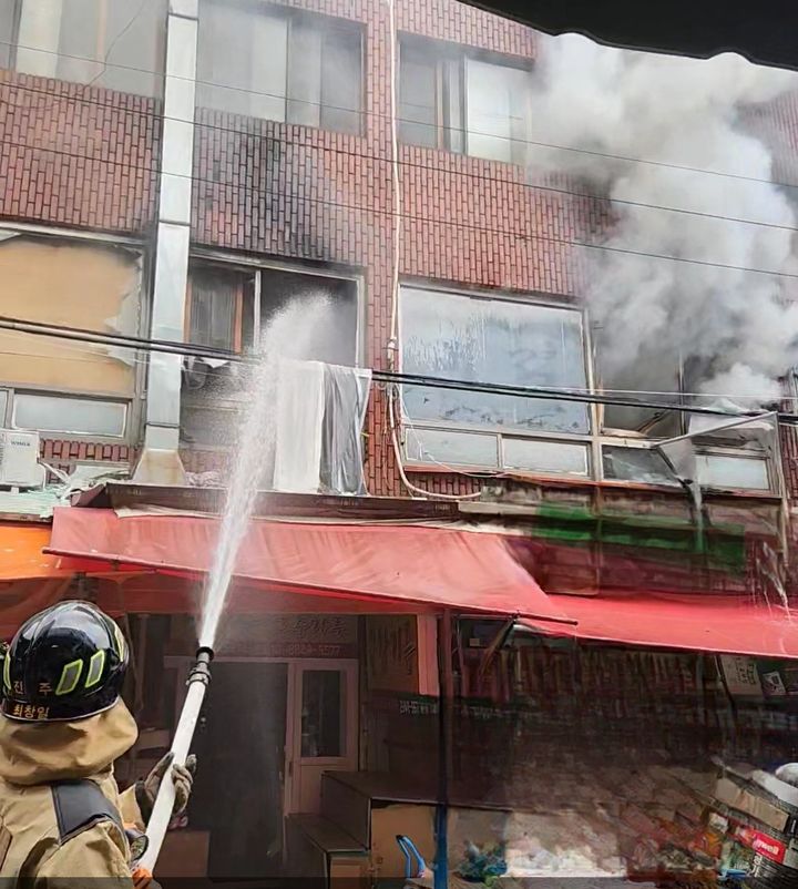 [진주=뉴시스]진주 중앙시장 2층 상가 화재.(사진=경남소방본부 제공).2024.04.08.photo@newsis.com *재판매 및 DB 금지