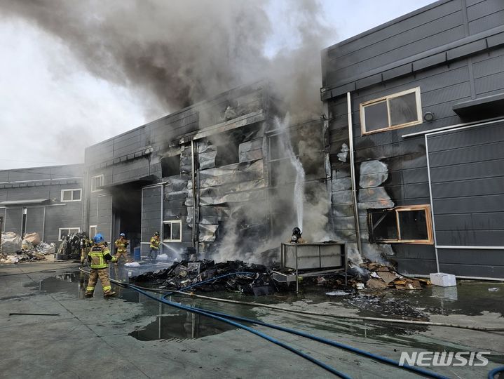 청주 이불 도매업체서 불, 2명 대피…8000만원 재산피해