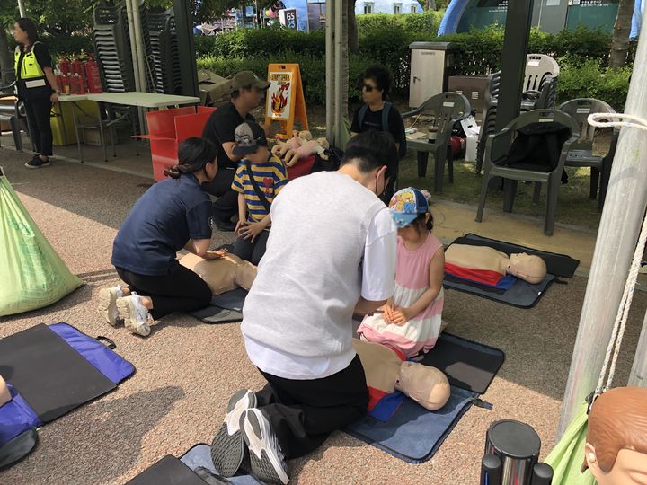 [부산=뉴시스] 지난해 부산시민공에서 열린 안전체험박람회에서 시민들이 심폐소생술 체험 프로그램에 참여하고 있다. (사진=부산시설공단 제공) 2024.04.08. photo@newsis.com *재판매 및 DB 금지