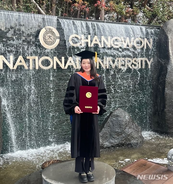 [창원=뉴시스] 국립창원대학교 대학원 신소재공학부 졸업생인 자갈사히항 바트체첵 박사