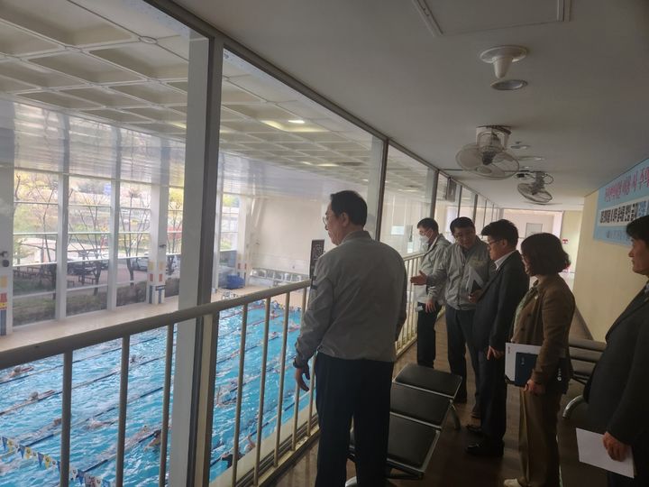 [양산=뉴시스] 조현옥 양산시 부시장이 양산시시설관리공단이 관리·운영 중인 시설물에 대한 현장 행정을 하고 있다. (양산시 제공) 2024.04.08. photo@newsis.com *재판매 및 DB 금지