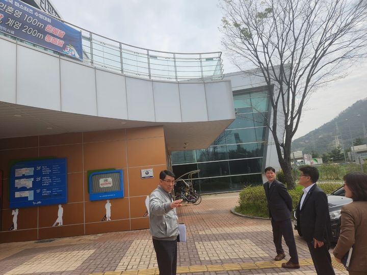 [양산=뉴시스] 조현옥 양산시 부시장이 양산시시설관리공단이 관리·운영 중인 시설물에 대한 현장 행정을 하고 있다. (양산시 제공) 2024.04.08. photo@newsis.com *재판매 및 DB 금지