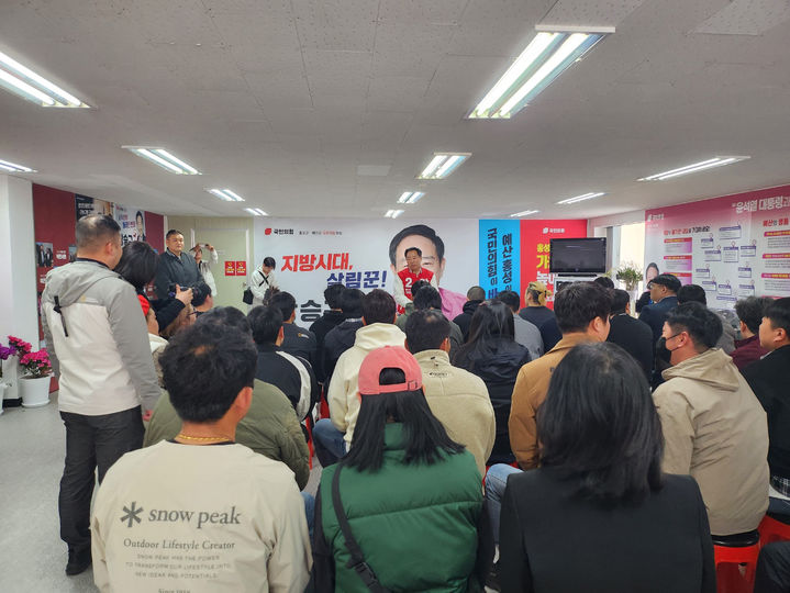 [홍성=뉴시스] 충남 홍성·예산선거구 국민의힘 강승규 후보가 청년들과 간담회를 하고 있다. *재판매 및 DB 금지