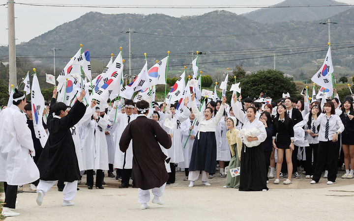 [광주=뉴시스] 이상익 전남 함평군수와 해보면청년회, 주민 등이 8일 해보면 문장리 3·1만세탑 광장과 문장장터 일대에서 4·8만세운동 재현행사를 하고 있다. (사진=함평군 제공) photo@newsis.com *재판매 및 DB 금지