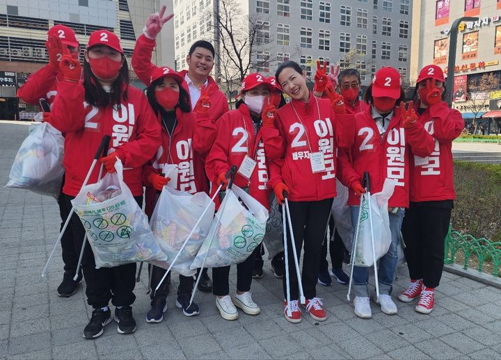 이원모 국민의힘 경기 용인갑 후보의 배우자 신지연씨는 지난 7일 플로깅을 활용해 선거운동을 벌였다. (사진=이원모 후보 선거캠프 측 제공) *재판매 및 DB 금지