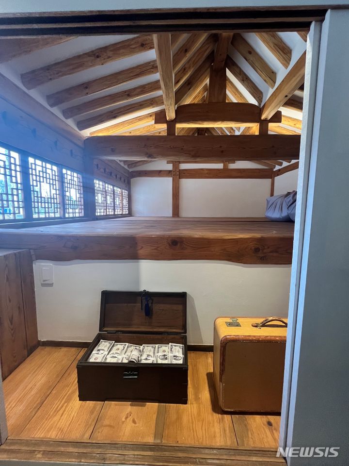 [수원=뉴시스]이현주 기자 = SK그룹이 8일 창립 71주년을 맞아 최종건 SK 창업회장, 최종현 선대회장이 태어나 40여년을 보낸 생가를 복원해 공개했다. 실제 가족이 거주하던 한옥 안방 내 다락. lovelypsyche@newsis.com