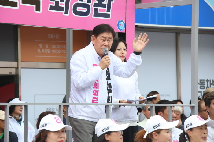 8일 경산자인공설시장에서 유세하는 무소속 최경환 후보 *재판매 및 DB 금지