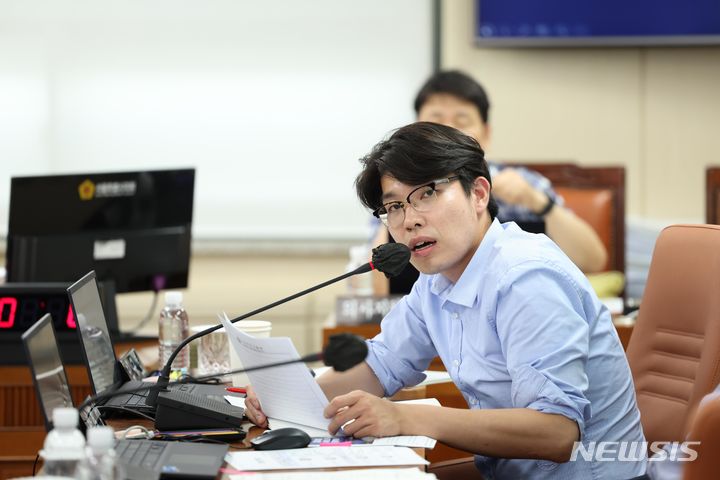 [서울=뉴시스]8일 서울시의회 더불어민주당 임규호 의원(중랑2)은 서울시·서울시의회 공무원·공무직에게 생일휴가를 주는 내용의 '공무원 복무 조례 일부개정조례안'을 발의했다. (사진=서울시의회 제공). 2024.04.08. photo@newsis.com 