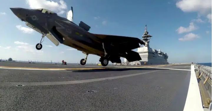 [서울=뉴시스]일본 해상자위대가 8일 스텔스 전투기 'F-35B'의 운용을 위해 1차 개수를 마친 호위함 '카가'호를 언론에 공개했다고 지지(時事)통신이 보도했다. 사진은 일본 최초의 경항공모함 이즈모함에서 이륙하는 F-35B기의 모습. <사진 출처 : 네이벌 뉴스> 2024.04.08.