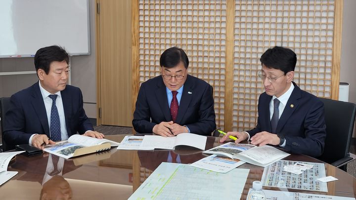 [합천=뉴시스] 합천군청 김윤철 합천군수 중앙부처 방문 *재판매 및 DB 금지 *재판매 및 DB 금지