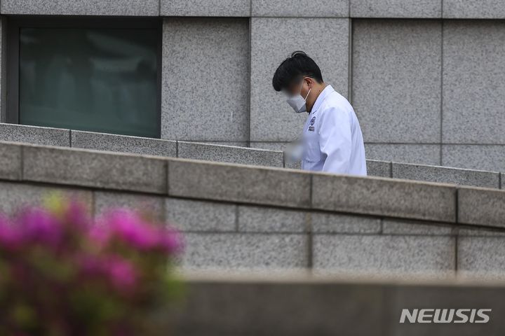 [서울=뉴시스] 정병혁 기자 = 지난 8일 서울시내 대학병원에서 의료진이 이동하고 있는 모습. 2024.04.08. jhope@newsis.com