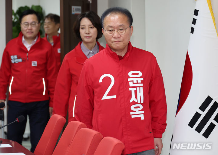 [서울=뉴시스] 이영환 기자 = 윤재옥 국민의힘 원내대표가 8일 오전 서울 여의도 중앙당사에서 열린 중앙선거대책위원회의에 참석하고 있다. 2024.04.08. 20hwan@newsis.com