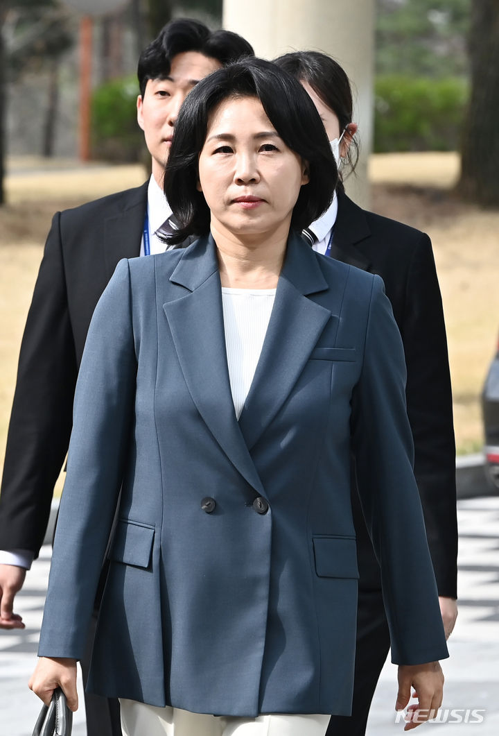 [수원=뉴시스] 김종택기자 = 공직선거법 위반 혐의로 기소된 이재명 더불어민주당 대표의 배우자인 김혜경씨가 8일 경기도 수원시 영통구 수원지방법원에서 열린 공판에 출석하고 있다. 2024.04.08. jtk@newsis.com