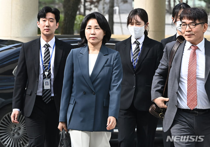 [수원=뉴시스] 김종택기자 = 공직선거법 위반 혐의로 기소된 이재명 더불어민주당 대표의 배우자인 김혜경씨가 8일 경기도 수원시 영통구 수원지방법원에서 열린 공판에 출석하고 있다. 2024.04.08. jtk@newsis.com
