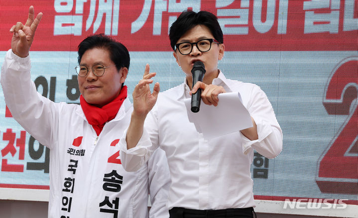 [이천=뉴시스] 추상철 기자 = 한동훈 국민의힘 비상대책위원장이 8일 오전 경기 이천시 중리동 거리에서 열린 ‘국민의힘으로 이천 살리기’ 지원유세에서 송석준 이천시 후보의 지지를 호소하고 있다. 2024.04.08. scchoo@newsis.com