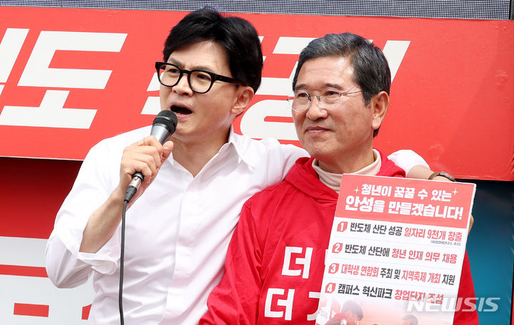 [안성=뉴시스] 추상철 기자 = 한동훈 국민의힘 비상대책위원장이 8일 오전 경기 안성시 한경대사거리에서 열린 ‘국민의힘으로 안성 살리기’ 지원유세에서 김학용 안성시 후보의 지지를 호소하고 있다. 2024.04.08. scchoo@newsis.com