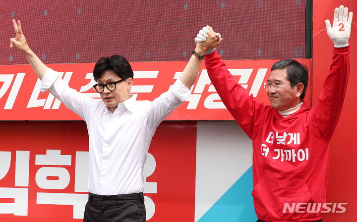 [안성=뉴시스] 추상철 기자 = 한동훈 국민의힘 비상대책위원장이 8일 오전 경기 안성시 한경대사거리에서 열린 ‘국민의힘으로 안성 살리기’ 지원유세에서 김학용 안성시 후보의 지지를 호소하고 있다. 2024.04.08. scchoo@newsis.com