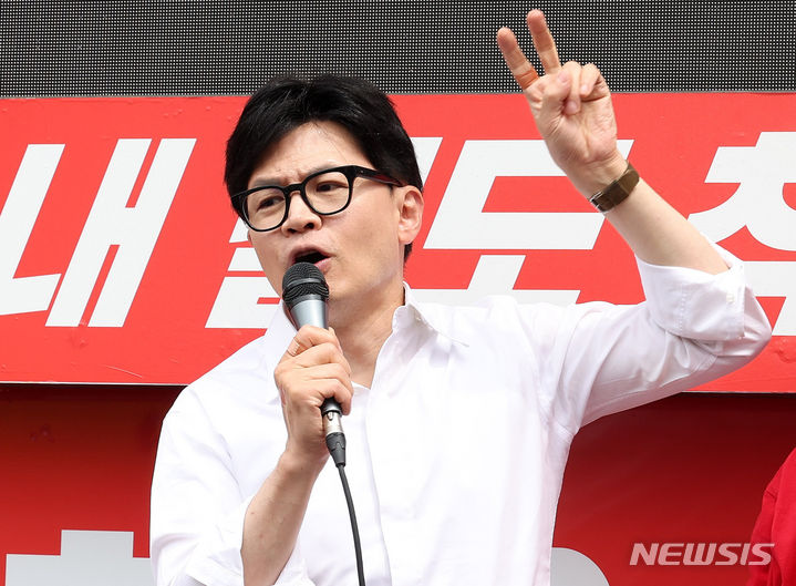 [안성=뉴시스] 추상철 기자 = 한동훈 국민의힘 비상대책위원장이 8일 오전 경기 안성시 한경대사거리에서 열린 ‘국민의힘으로 안성 살리기’ 지원유세에서 김학용 안성시 후보의 지지를 호소하고 있다. 2024.04.08. scchoo@newsis.com