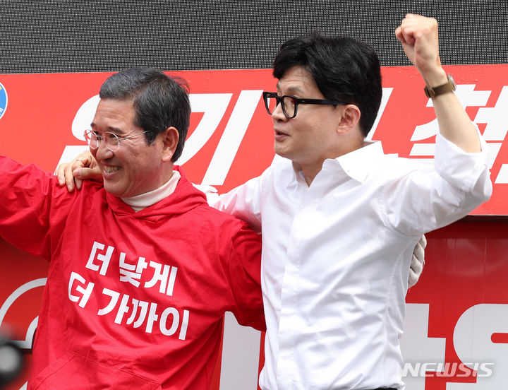 [안성=뉴시스] 추상철 기자 = 한동훈 국민의힘 비상대책위원장이 8일 오전 경기 안성시 한경대사거리에서 열린 ‘국민의힘으로 안성 살리기’ 지원유세에서 김학용 안성시 후보의 지지를 호소하고 있다. 2024.04.08. scchoo@newsis.com