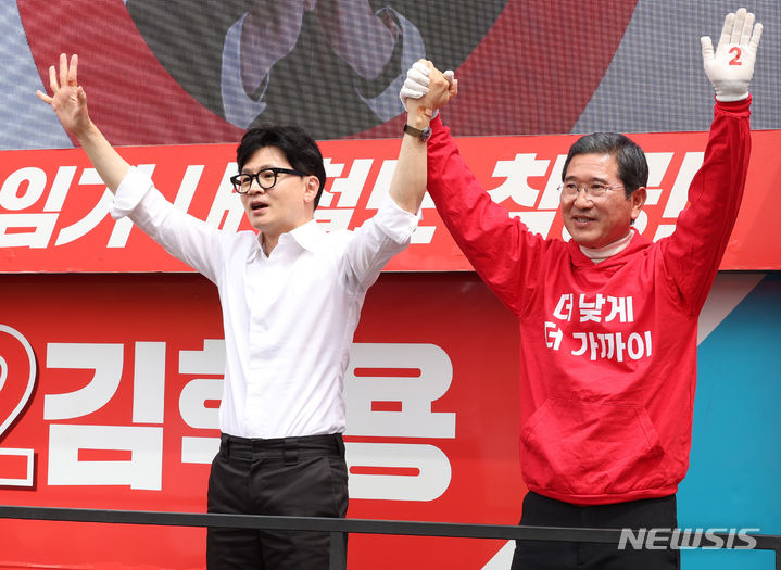 [안성=뉴시스] 추상철 기자 = 한동훈 국민의힘 비상대책위원장이 8일 오전 경기 안성시 한경대사거리에서 열린 ‘국민의힘으로 안성 살리기’ 지원유세에서 김학용 안성시 후보의 지지를 호소하고 있다. 2024.04.08. scchoo@newsis.com