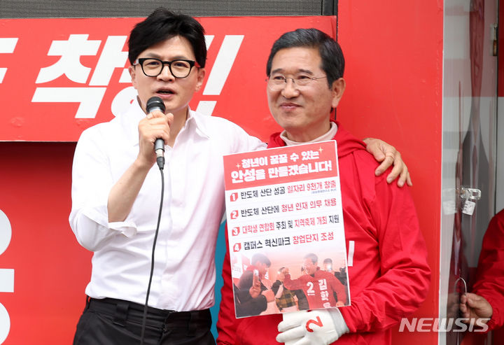 [안성=뉴시스] 추상철 기자 = 한동훈 국민의힘 비상대책위원장이 8일 오전 경기 안성시 한경대사거리에서 열린 ‘국민의힘으로 안성 살리기’ 지원유세에서 김학용 안성시 후보의 지지를 호소하고 있다. 2024.04.08. scchoo@newsis.com