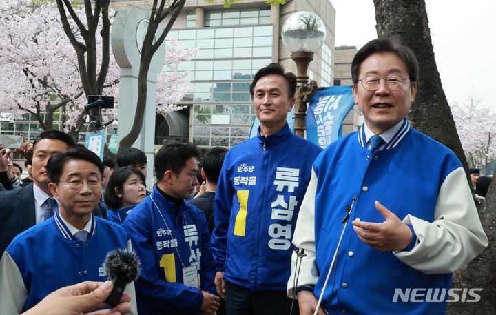 [서울=뉴시스] 고범준 기자 = 이재명 더불어민주당 대표가 8일 서울 동작구 숭실대학교에서 학생들에게 인사를 하고 있다. 2024.04.08. bjko@newsis.com