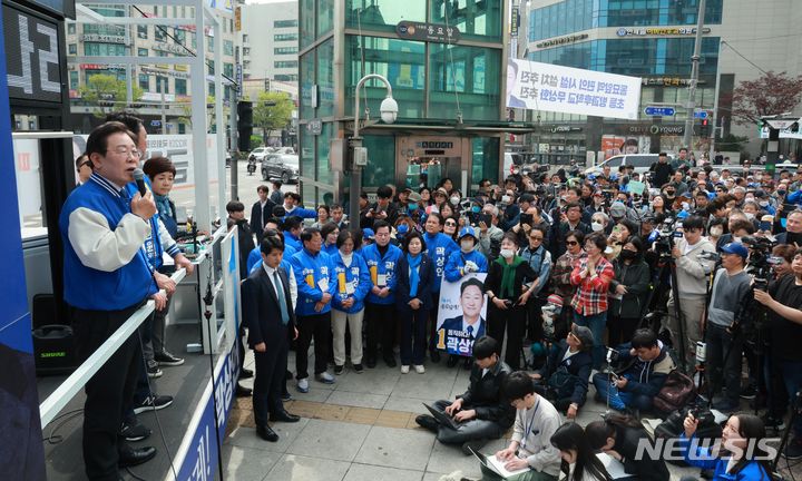 [서울=뉴시스] 고범준 기자 = 이재명 더불어민주당 대표가 8일 오후 서울 종로구 동묘앞역에서 곽상언 종로 후보 지지유세를 하고 있다. 2024.04.08. bjko@newsis.com