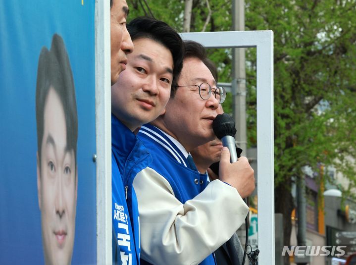 [서울=뉴시스] 고범준 기자 = 이재명 더불어민주당 대표가 8일 서울 서대문구 홍제역 앞에서 김동아 서대문갑 후보 지지유세를 하고 있다. 2024.04.08. bjko@newsis.com