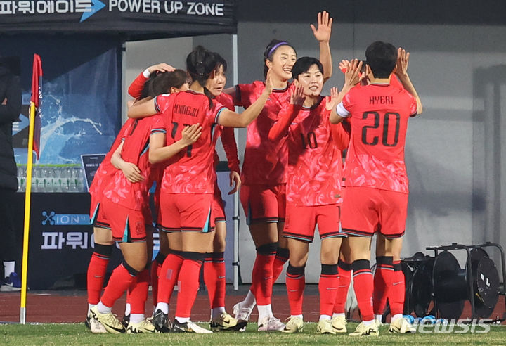 [이천=뉴시스] 황준선 기자 = 8일 경기 이천시 이천종합운동장에서 열린 신세계 이마트 초청 여자 축구 국가대표 대한민국과 필리핀의 친선경기, 전반 선취골을 넣은 한국 추효주와 선수들이 기뻐하고 있다. 2024.04.08. hwang@newsis.com