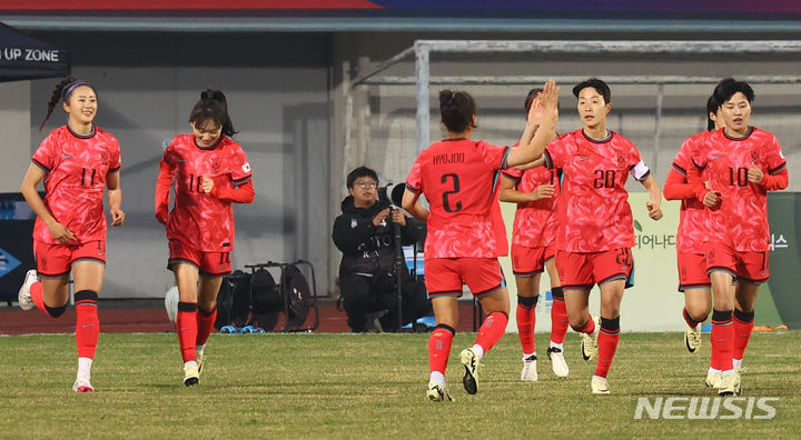 [이천=뉴시스] 황준선 기자 = 8일 경기 이천시 이천종합운동장에서 열린 신세계 이마트 초청 여자 축구 국가대표 대한민국과 필리핀의 친선경기, 전반 선취골을 넣은 한국 추효주와 선수들이 기뻐하고 있다. 2024.04.08. hwang@newsis.com