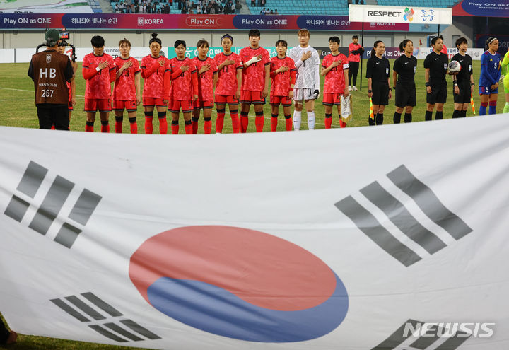 [이천=뉴시스] 황준선 기자 = 8일 경기 이천시 이천종합운동장에서 열린 신세계 이마트 초청 여자 축구 국가대표 대한민국과 필리핀의 친선경기, 대한민국 선수들이 애극가를 제창하고 있다. 2024.04.08. hwang@newsis.com
