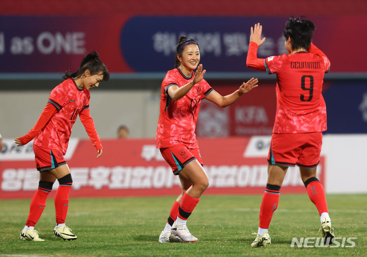 [이천=뉴시스] 황준선 기자 = 8일 경기 이천시 이천종합운동장에서 열린 신세계 이마트 초청 여자 축구 국가대표 대한민국과 필리핀의 친선경기, 전반 두 번째 골을 넣은 한국 최유리가 이금민과 기쁨을 나누고 있다. 2024.04.08. hwang@newsis.com