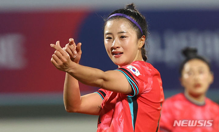 [이천=뉴시스] 황준선 기자 = 8일 경기 이천시 이천종합운동장에서 열린 신세계 이마트 초청 여자 축구 국가대표 대한민국과 필리핀의 친선경기, 전반 두 번째 골을 넣은 한국 최유리가 세리머니 하고 있다. 2024.04.08. hwang@newsis.com