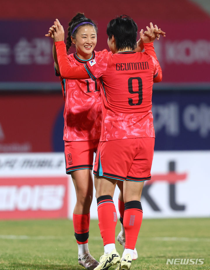 [이천=뉴시스] 황준선 기자 = 8일 경기 이천시 이천종합운동장에서 열린 신세계 이마트 초청 여자 축구 국가대표 대한민국과 필리핀의 친선경기, 전반 두 번째 골을 넣은 한국 최유리가 이금민과 기쁨을 나누고 있다. 2024.04.08. hwang@newsis.com