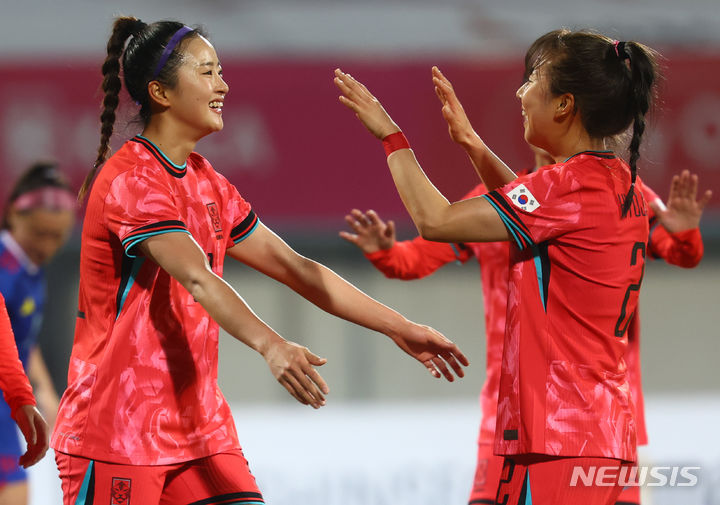 [이천=뉴시스] 황준선 기자 = 8일 경기 이천시 이천종합운동장에서 열린 신세계 이마트 초청 여자 축구 국가대표 대한민국과 필리핀의 친선경기, 전반 두 번째 골을 넣은 한국 최유리가 추효주와 기뻐하고 있다. 2024.04.08. hwang@newsis.com