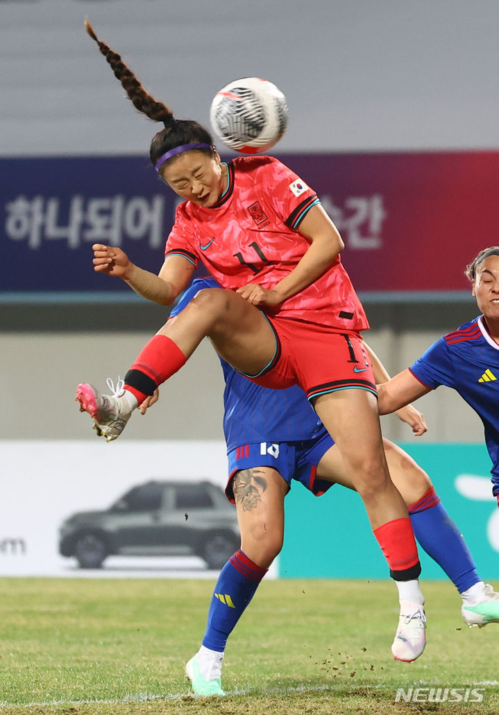 [이천=뉴시스] 황준선 기자 = 8일 경기 이천시 이천종합운동장에서 열린 신세계 이마트 초청 여자 축구 국가대표 대한민국과 필리핀의 친선경기, 후반 한국 최유리가 헤딩 슛 하고 있다. 2024.04.08. hwang@newsis.com