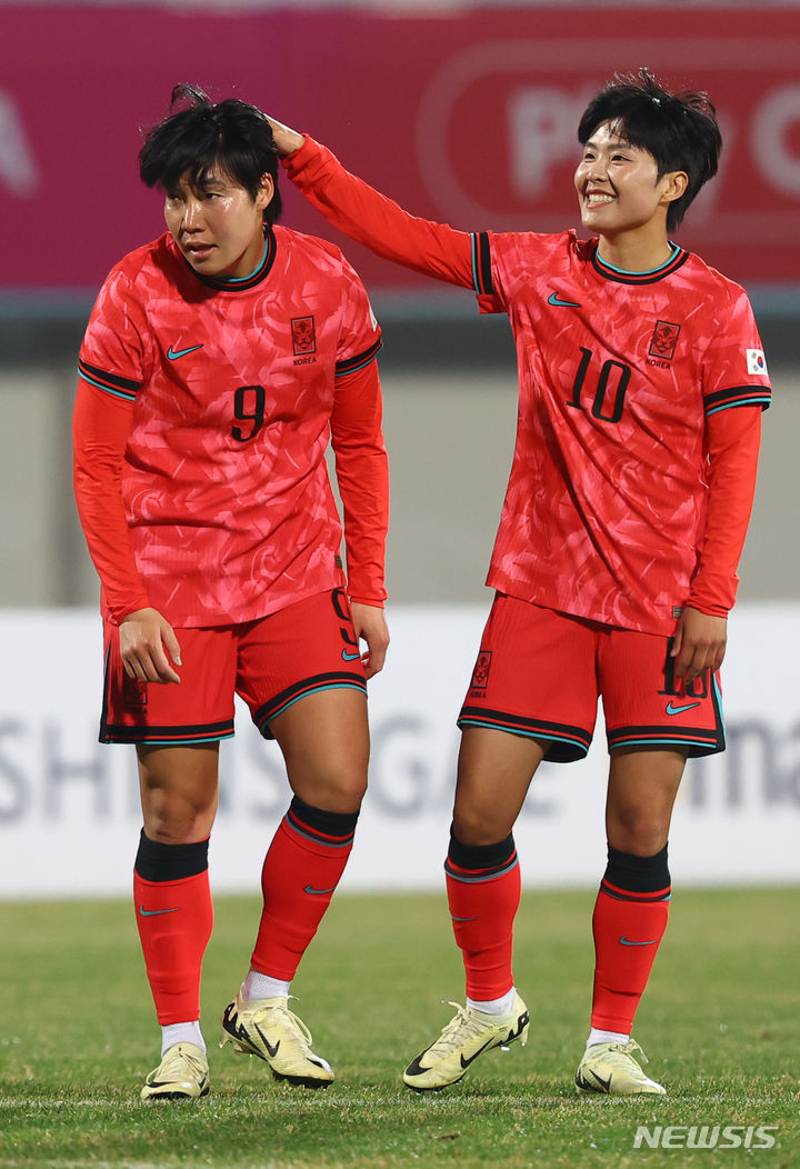 [이천=뉴시스] 황준선 기자 = 지난해 4월8일 경기 이천시 이천종합운동장에서 열린 신세계 이마트 초청 여자 축구 국가대표 대한민국과 필리핀의 친선경기, 후반 공격에 실패한 한국 이금민을 지소연이 위로하고 있다. 2024.04.08. hwang@newsis.com