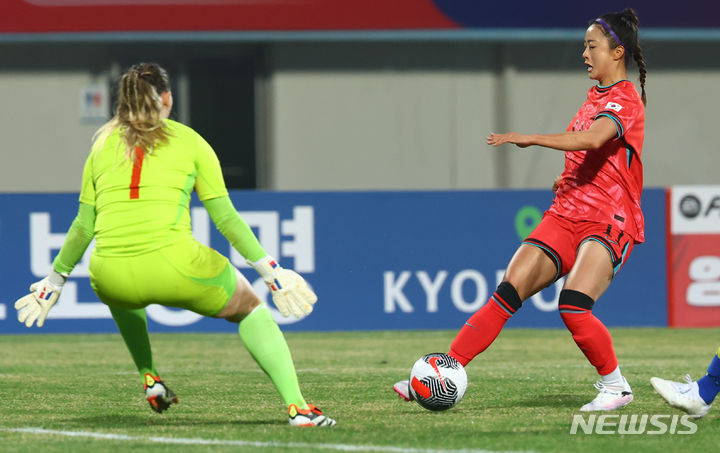 [이천=뉴시스] 황준선 기자 = 8일 경기 이천시 이천종합운동장에서 열린 신세계 이마트 초청 여자 축구 국가대표 대한민국과 필리핀의 친선경기, 전반 한국 최유리가 슛 하고 있다. 2024.04.08. hwang@newsis.com