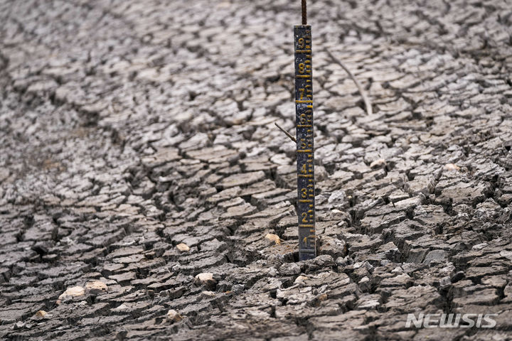 [보고타=AP/뉴시스] 전 세계를 강타한 ‘엘니뇨’가 높은 확률로 사그라든 후 반대 현상인 ‘라니냐’가 시작될 것이란 분석이 나왔다고 폭스웨더채널 등이 지난 11일(현지시각) 보도했다. 사진은 폭염 때문에 말라붙은 콜롬비아 보고타시 인근의 한 강. 