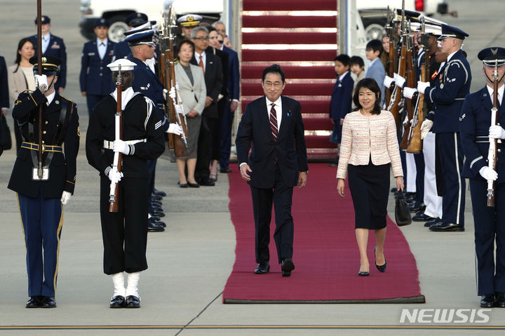 [앤드루스 공군기지=AP/뉴시스]기시다 후미오(가운데 왼쪽) 일본 총리와 부인 기시다 유코(가운데 오른쪽) 여사가 8일(현지시각) 미국 메릴랜드주 앤드루스 공군기지에서 열린 도착, 환영식에 참석하고 있다. 조 바이든 대통령은 10일 기시다 총리를 위한 국빈만찬을 주최할 예정이다. 2024.04.09.