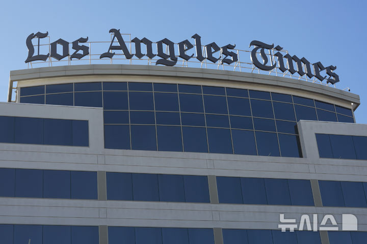 [LA=AP/뉴시스] 22일(현지 시간) 뉴욕타임스에 따르면, LA타임스 소유주인 패트릭 순시옹 박사는 '더 데일리 쇼' 방송에 출연해 "내년 안에 상장할 계획"이라고 밝혔다. 다만 구체적인 일정이나 상장 시 지분 희석 여부 등에 대해서는 언급하지 않았다. 사진은 캘리포니아주 엘세군도에 있는 LA타임스 사옥의 모습. 2025.07.22.