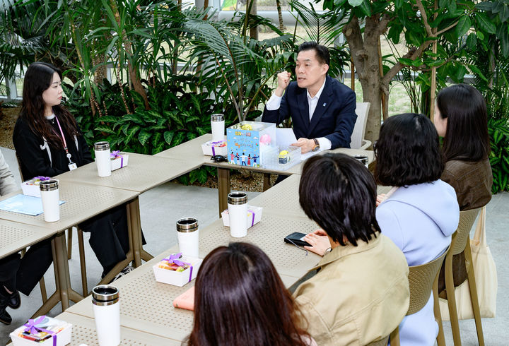 [수원=뉴시스] 이재준 경기 수원시장이 지난 8일 시청 민원실에서 젊은 공직자들과 만남을 갖고 악성민원으로 인한 고충을 청취하고 있다. 수원시는 악성민원 신고가 접수되면 경력 20년 이상 베테랑팀장이 민원사항 현장을 조사하고, 담당 직원을 면담해 민원이 해결되도록 지원한다. (사진=수원시 제공) 2024.04.09. photo@newsis.com *재판매 및 DB 금지