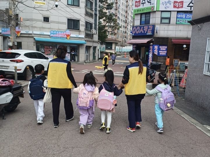 [서울=뉴시스]도봉구 교통안전지도사가 아이들 하굣길을 동행하고 있다. 2024.04.09. (사진=도봉구 제공) *재판매 및 DB 금지