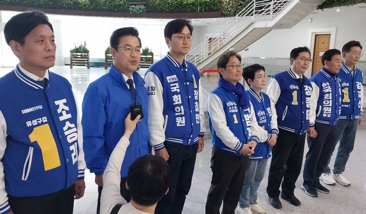 [대전=뉴시스] 조명휘 기자 = 제22대 국회의원총선거와 중구청장 재선거에 출마한 더불어민주당 대전지역 선거구 후보들이 9일 오전 대전시의회 로비에서 지지를 호소하고 있다. 2024.04.09. photo@newsis.com *재판매 및 DB 금지