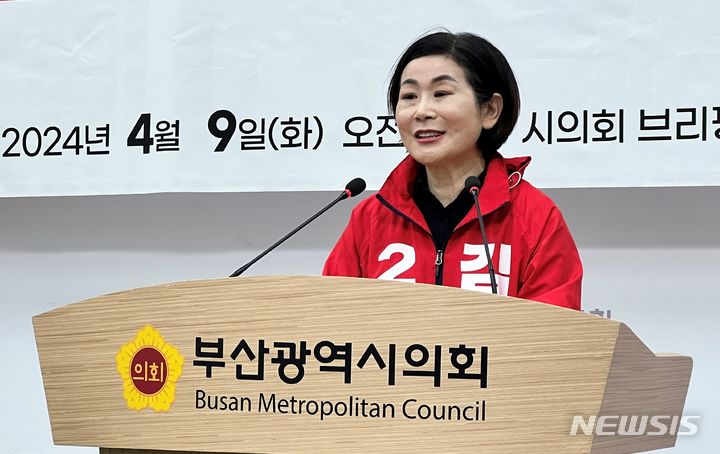 [부산=뉴시스] 원동화 기자 = 제22대 국회의원 선거 국민의힘 김희정 연제구가 공식 선거운동 마지막 날 연제구민 호소문을 발표하고 위기를 맞은 자유민주주의를 지켜달라고 촉구했다. 2024.04.09. dhwon@newsis.com