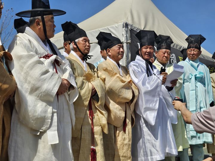 [서울=뉴시스] 권신혁 수습기자 = 4·10 총선 하루 전인 9일 오후 2시께 안동유교선양회 등 안동 유림인사 50명이 서울 영등포구 여의도 국회의사당 앞에서 '퇴계 이황 성관계' 발언을 한 김준혁 더불어민주당 경기 수원정 후보 사과와 후보직 사퇴를 촉구하는 기자회견을 하고 있다. 2024.04.09. innovation@newsis.com *재판매 및 DB 금지