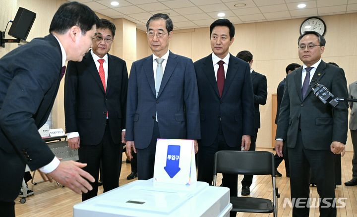 [서울=뉴시스]한덕수 국무총리, 오세훈 서울시장, 고기동 행안부 차관, 정문헌 종로구청장은 9일 종로구 종로1·2·3·4가 행정복지센터에 마련된 투표소를 방문해 준비상황을 공유했다. (사진=서울시 제공). 2024.04.09. photo@newsis.com 